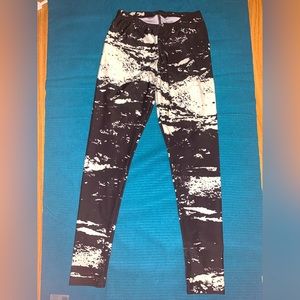 Black/white pattern leggings